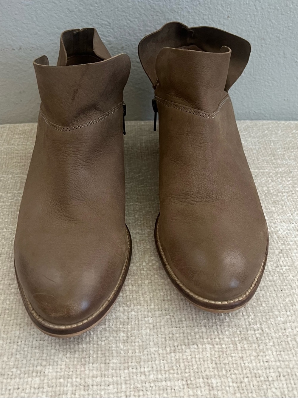Seychelles Snare Women’s 8 Ankle Boots Low Block Heel Side Zip Taupe Leather